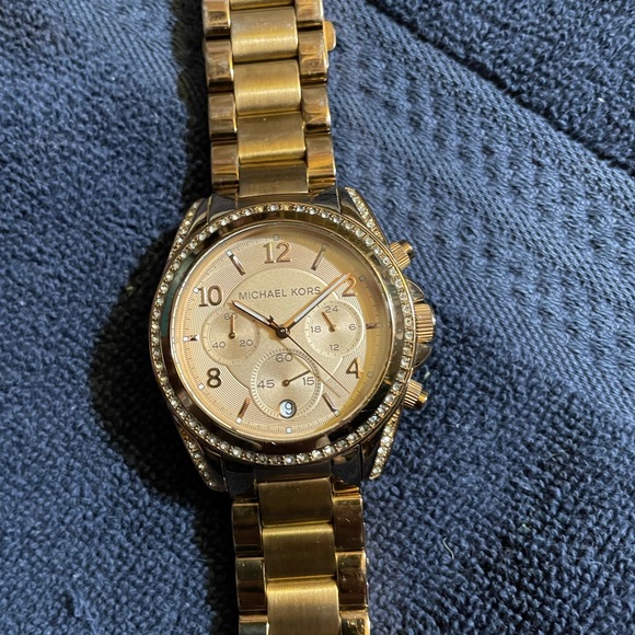 6 beautiful Michael Kors watches and they all work and great condition!